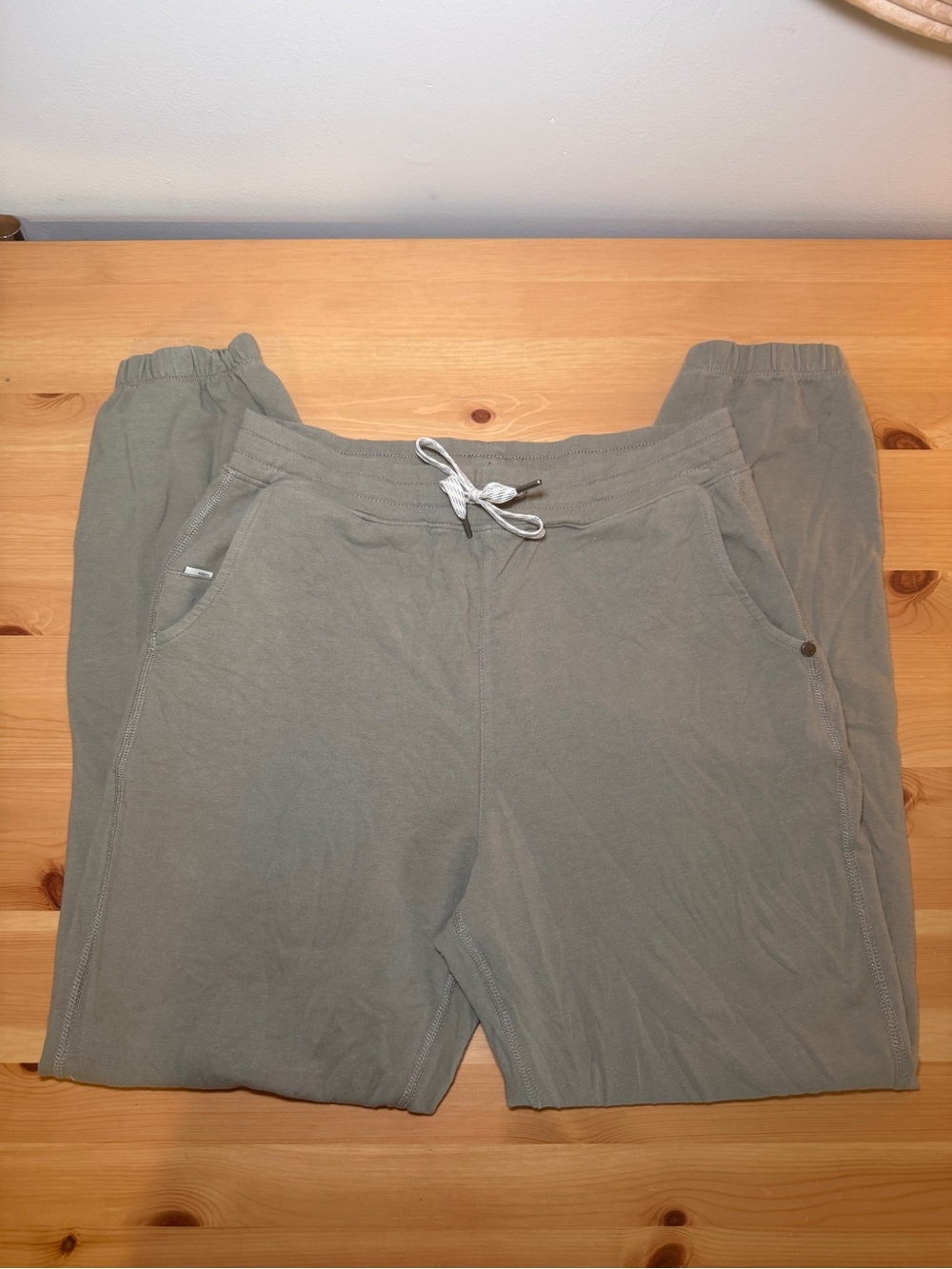 Vuori Laguna Lounge Pant 2.0 Sage Olive Green French Terry Joggers Size Small